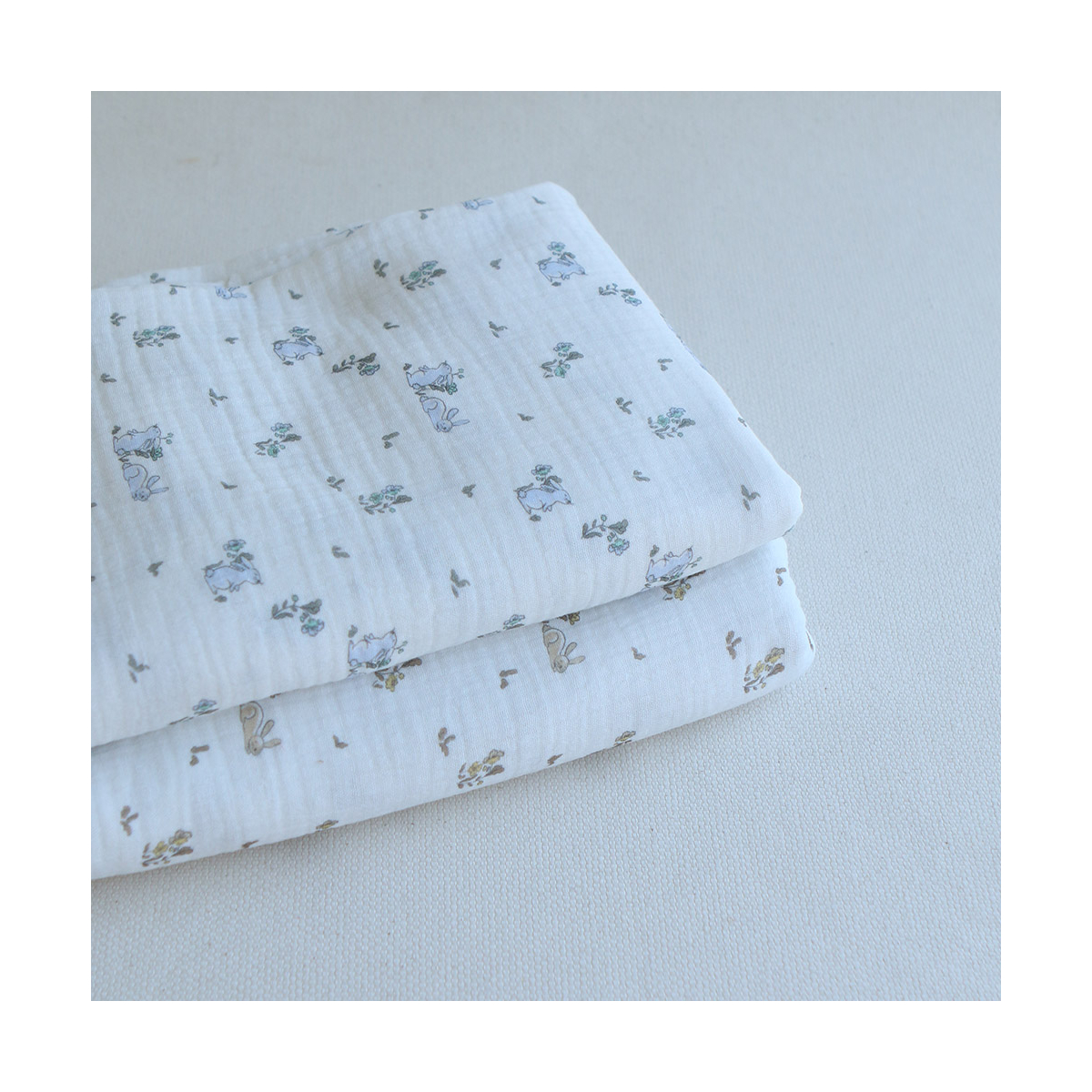 Yuki - Double gaze de coton fond blanc motif petits lapins beige