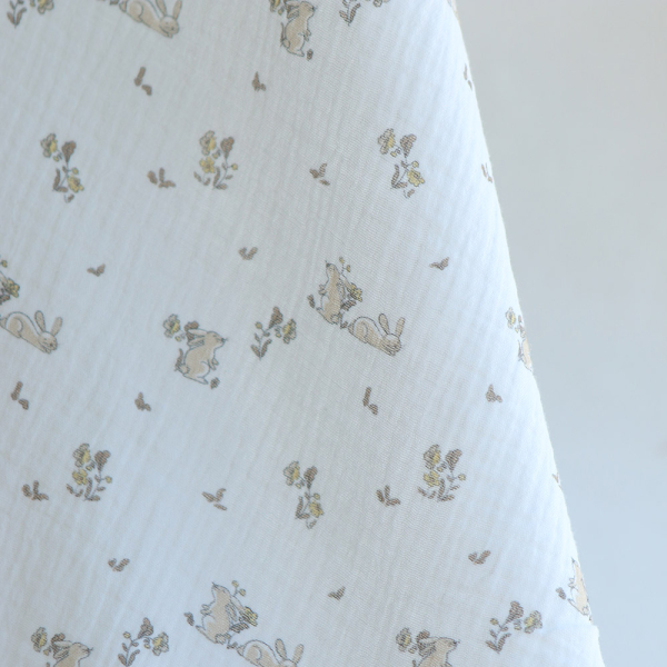 Yuki - Double gaze de coton fond blanc motif petits lapins beige