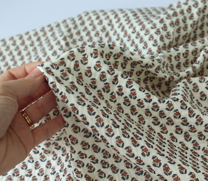 Aria - Double gaze de coton écru à motifs petites fleurs façon hand block
