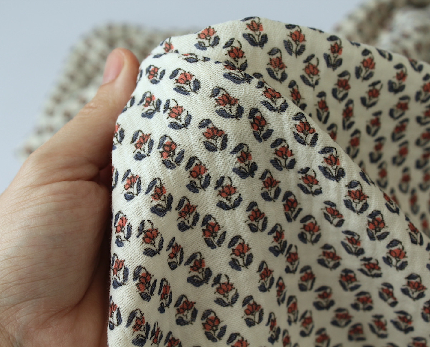 Aria - Double gaze de coton écru à motifs petites fleurs façon hand block