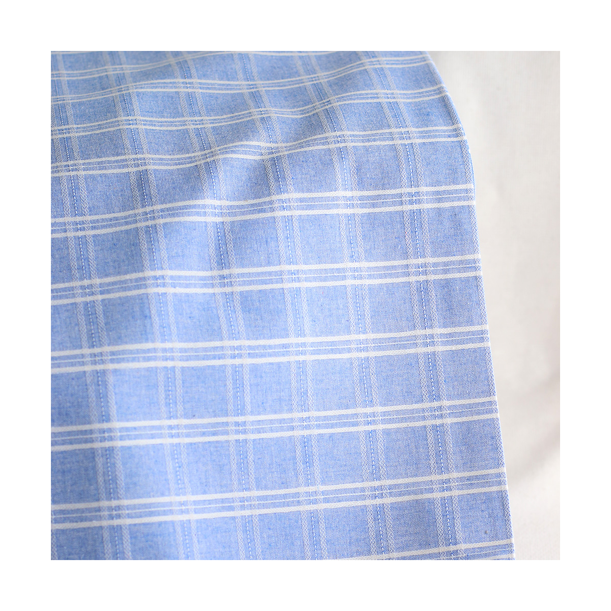 Tissu coton et viscose texturé quadrillage blanc et bleu nuage