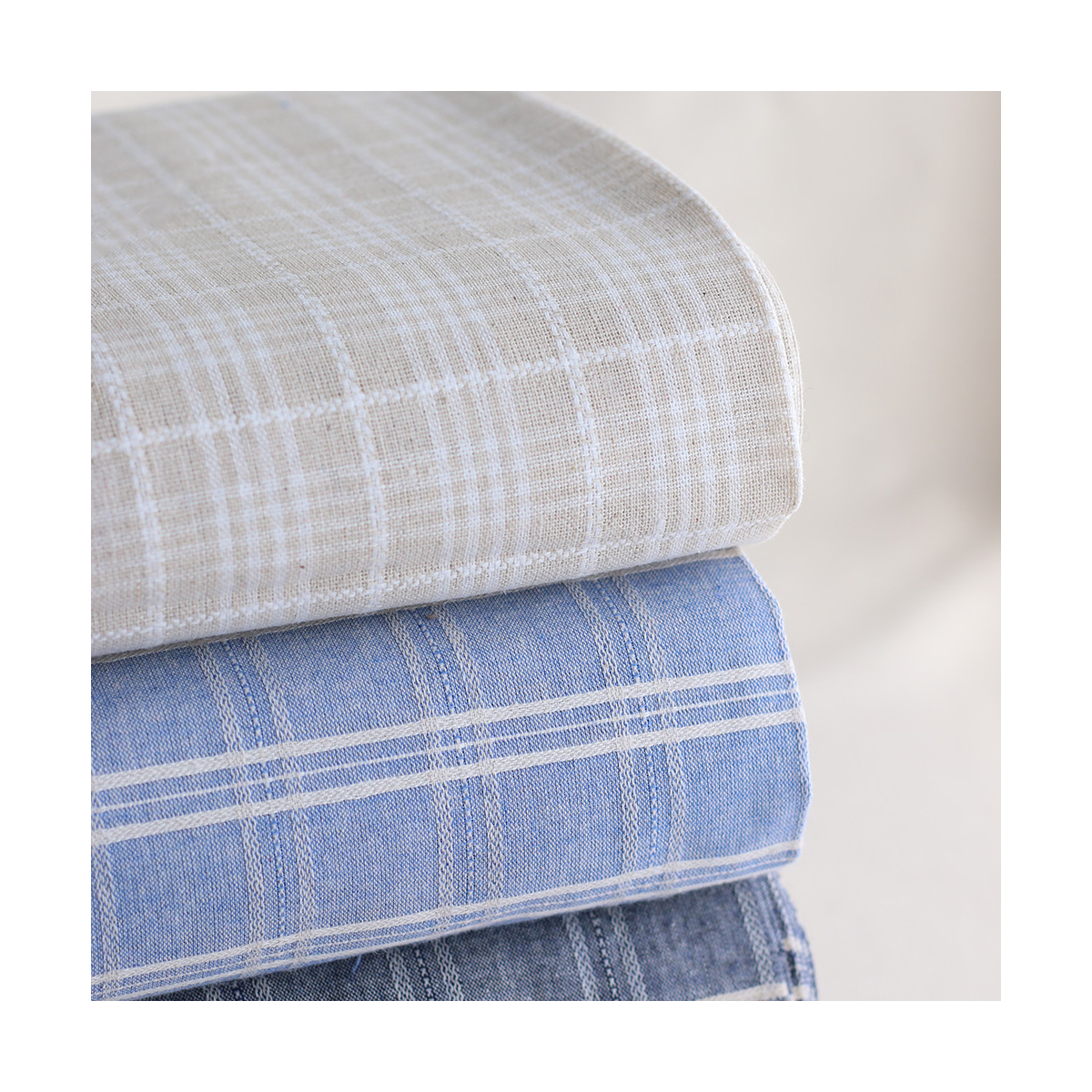 Tissu coton et viscose texturé quadrillage blanc et bleu nuage