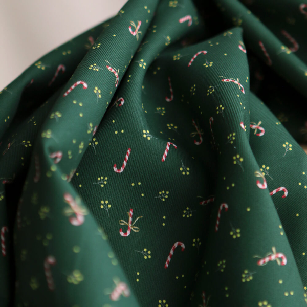 Tissu sergé de coton organique fond vert imprimé cannes à sucre