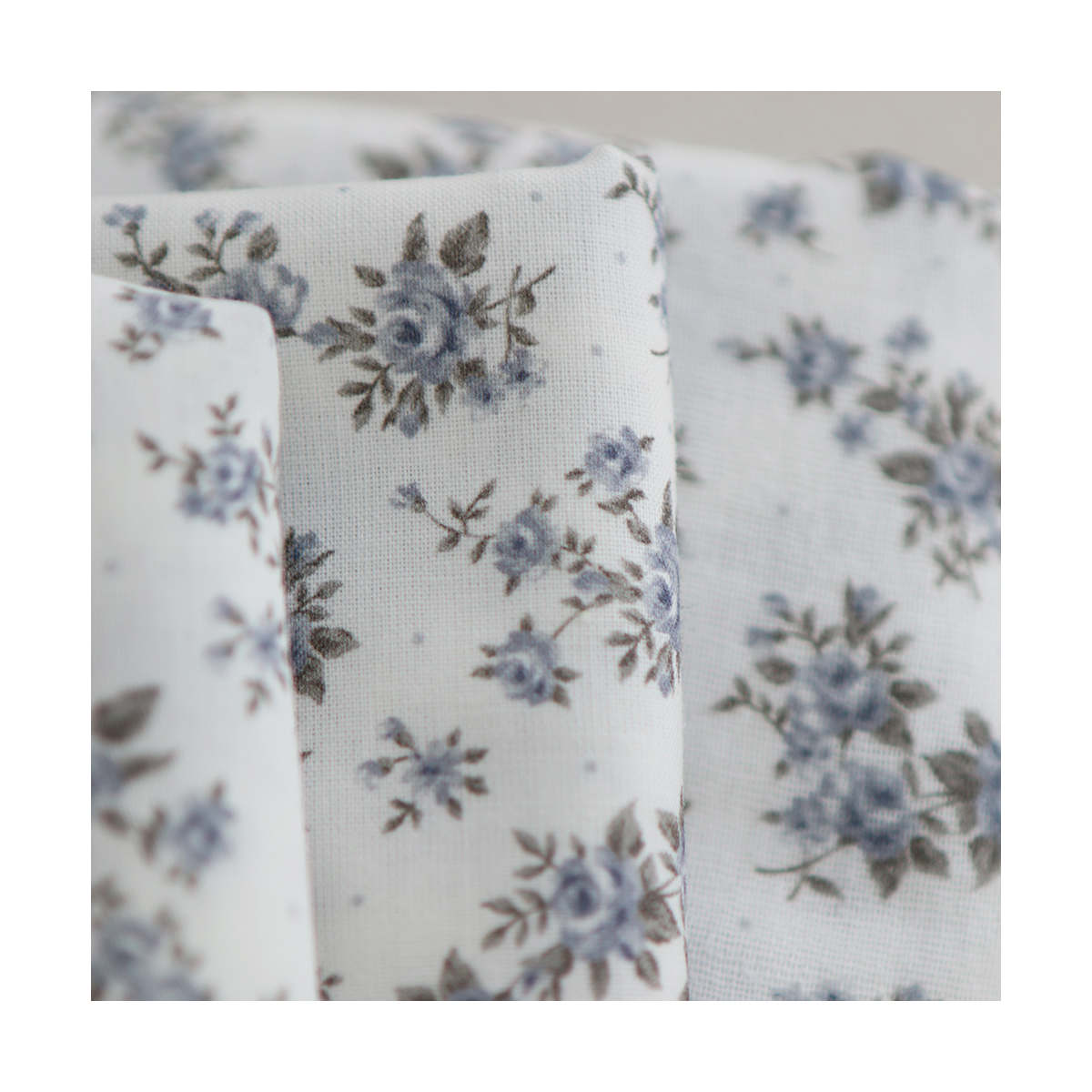 Lilou - Popeline douce coton BIO organique fond blanc imprimé exclusif vert et bleu