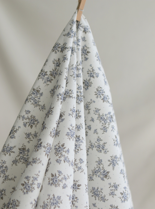 Lilou - Popeline douce coton BIO organique fond blanc imprimé exclusif vert et bleu