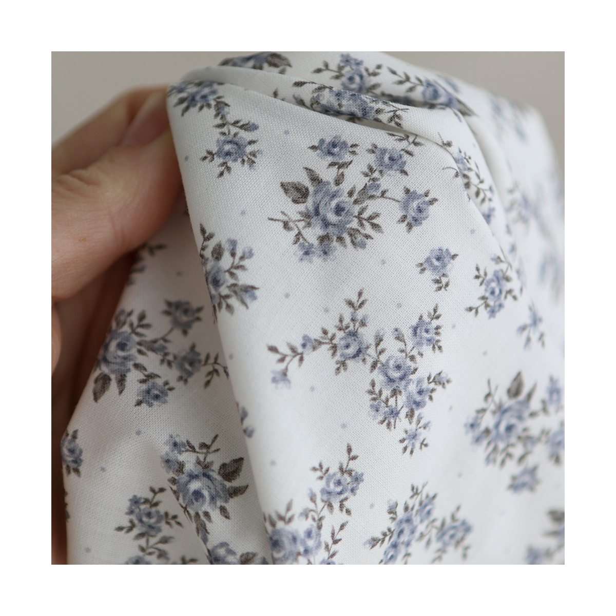 Lilou - Popeline douce coton BIO organique fond blanc imprimé exclusif vert et bleu