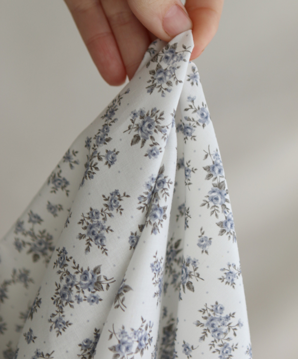 Lilou - Popeline douce coton BIO organique fond blanc imprimé exclusif vert et bleu