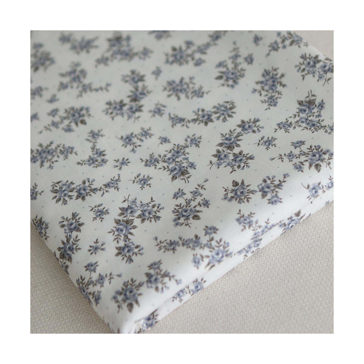 Lilou - Popeline douce coton BIO organique fond blanc imprimé exclusif vert et bleu