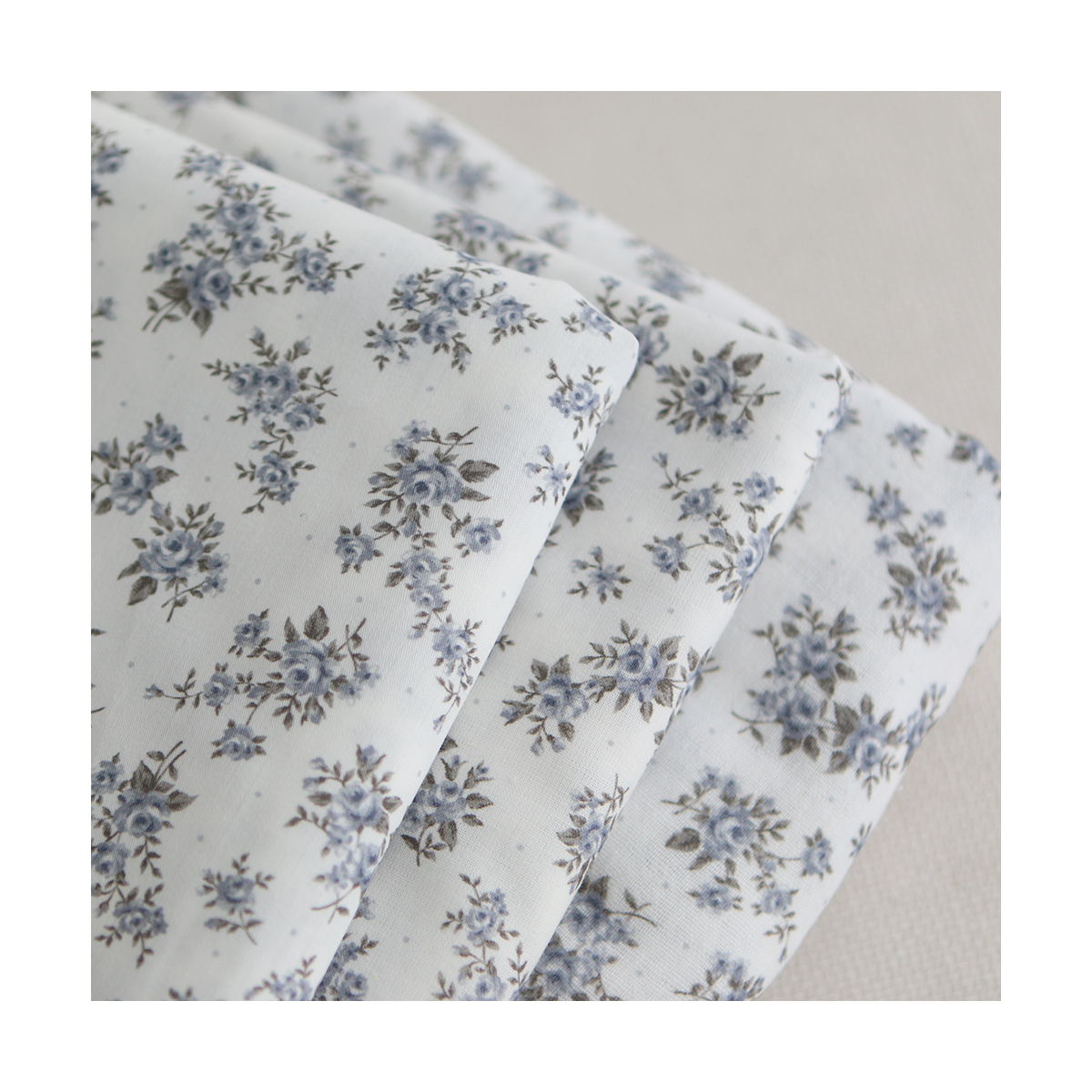 Lilou - Popeline douce coton BIO organique fond blanc imprimé exclusif vert et bleu