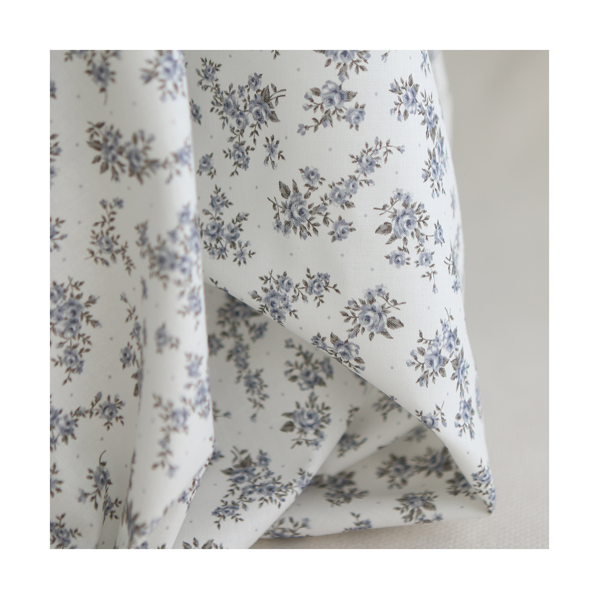 Lilou - Popeline douce coton BIO organique fond blanc imprimé exclusif vert et bleu