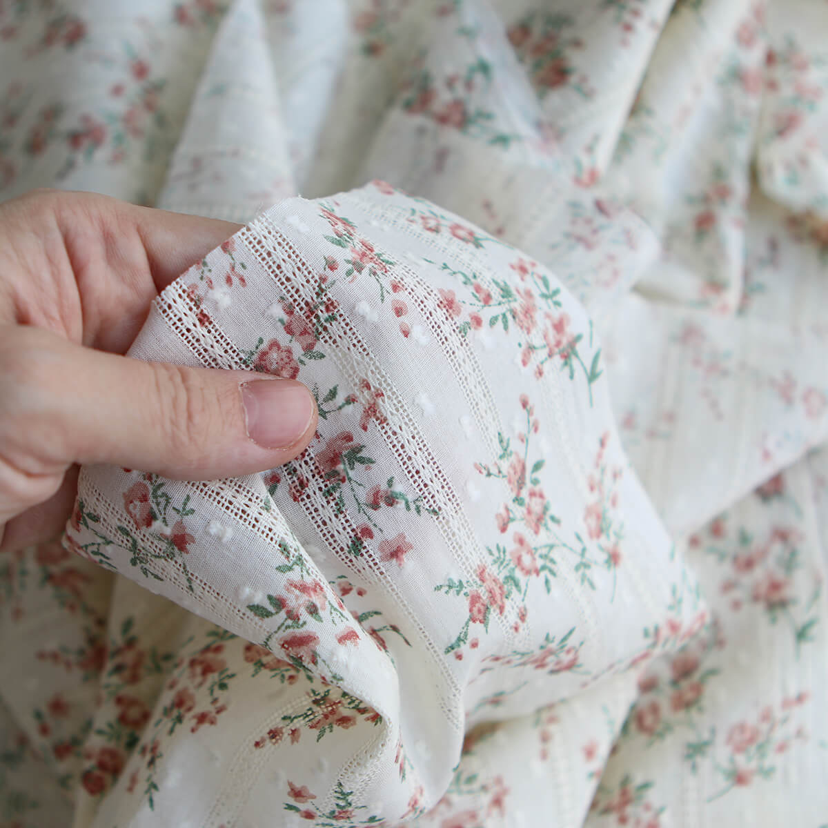 Blandine - Broderie anglaise plumetis coton texturé imprimé fleuri