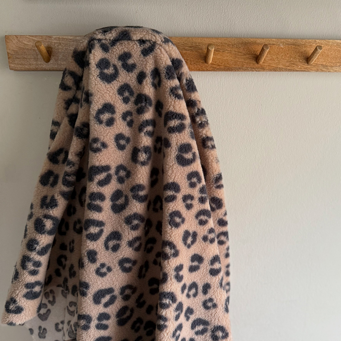 Teddy / moumoute bouclé / sherpa fond marron glacé léopard Graou