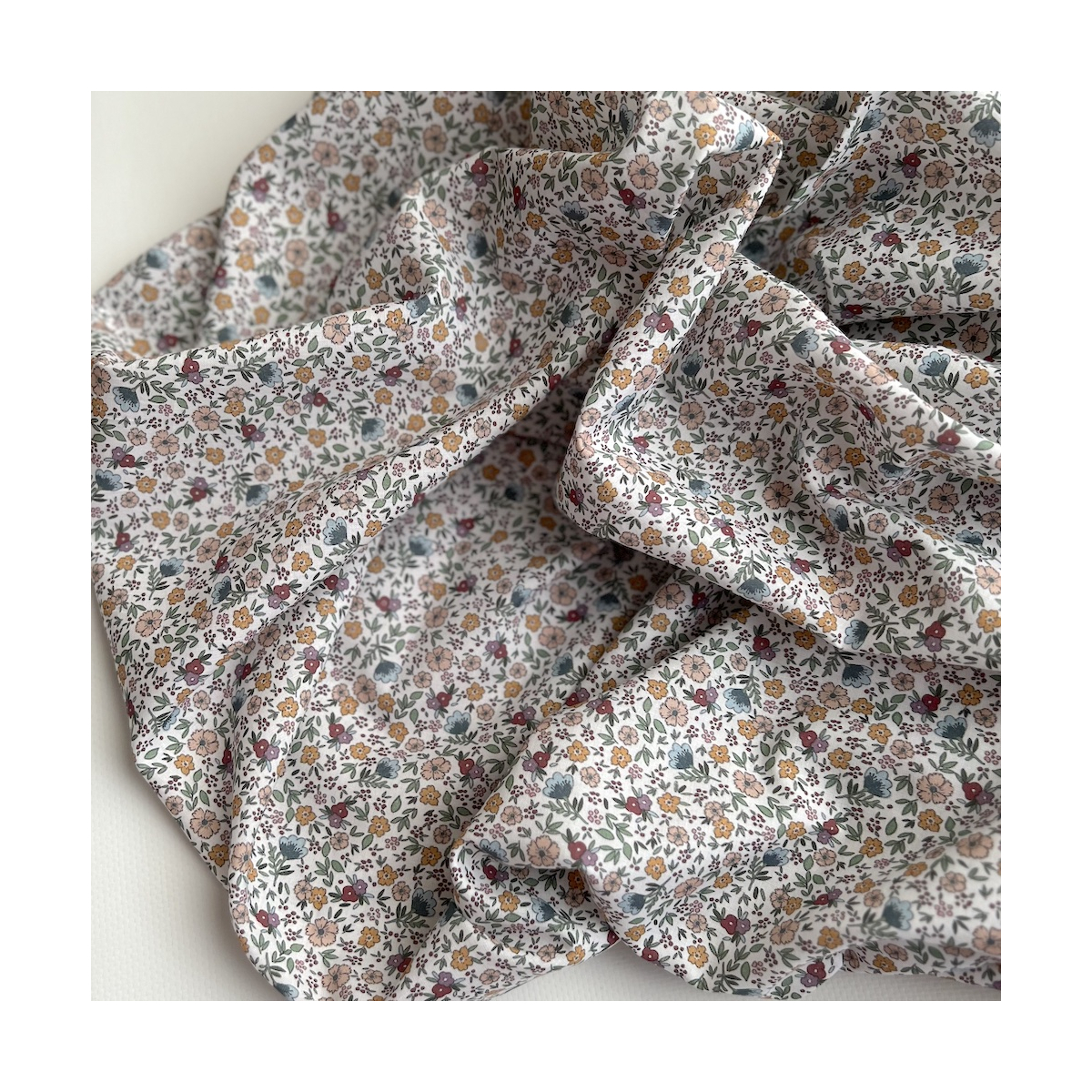 Odilie - Batiste de coton SILKYNE à imprimé fleuri Tissus issus de l'agriculture biologique  - 1