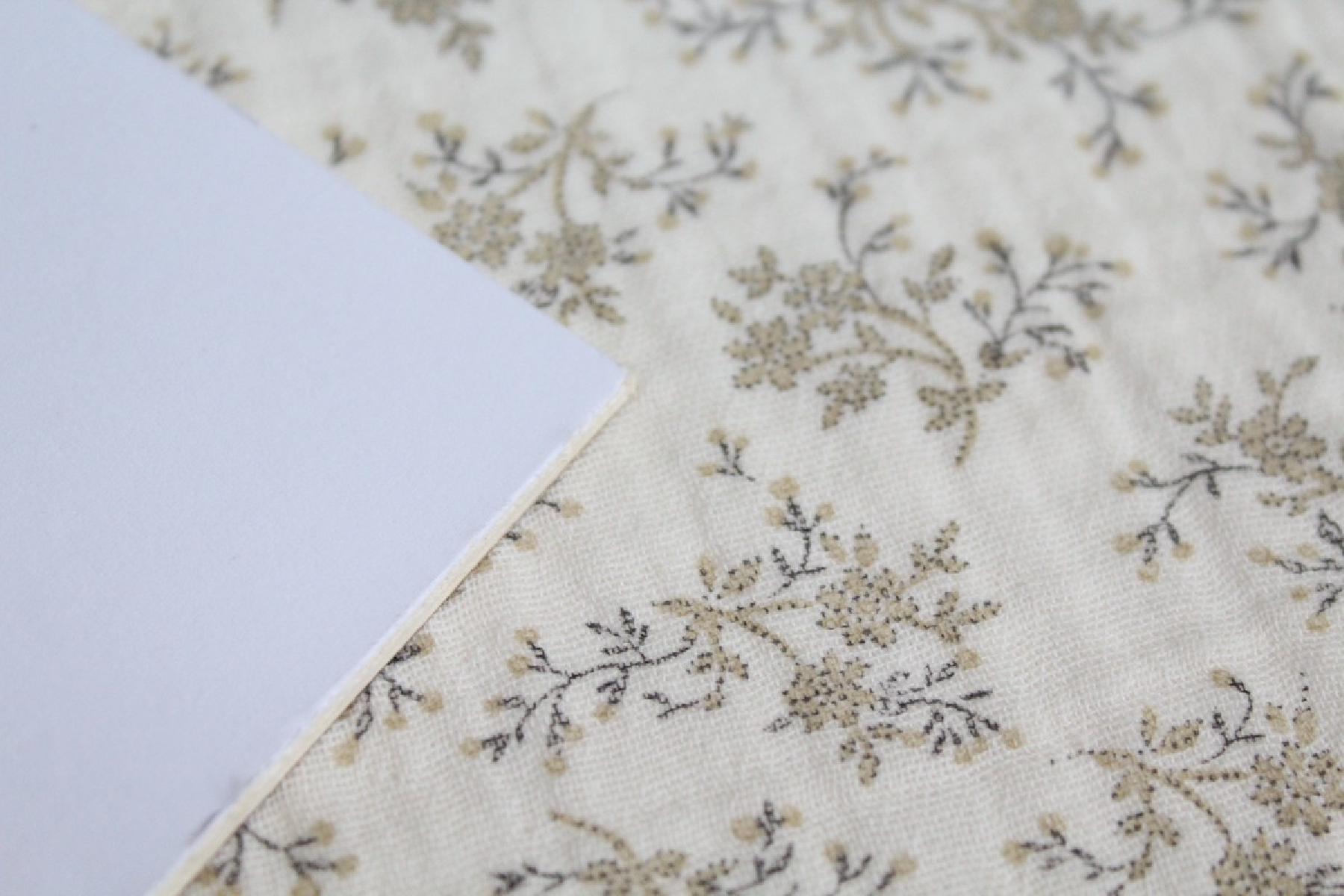 Meriem - Double gaze de coton BIO écru à motifs fleuris Tissus issus de l'agriculture biologique  - 5
