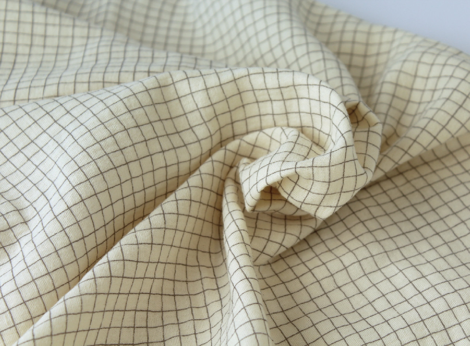 Double gaze de coton beige écru à petits carreaux Tissus issus de l'agriculture biologique  - 1