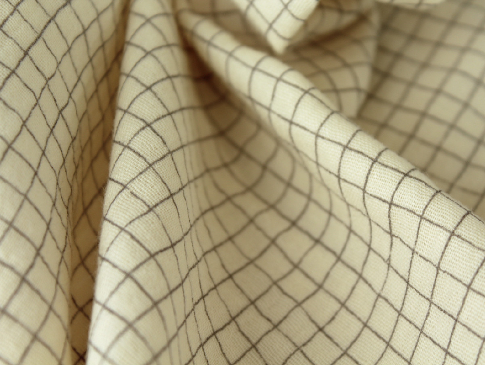 Double gaze de coton beige écru à petits carreaux Tissus issus de l'agriculture biologique  - 2