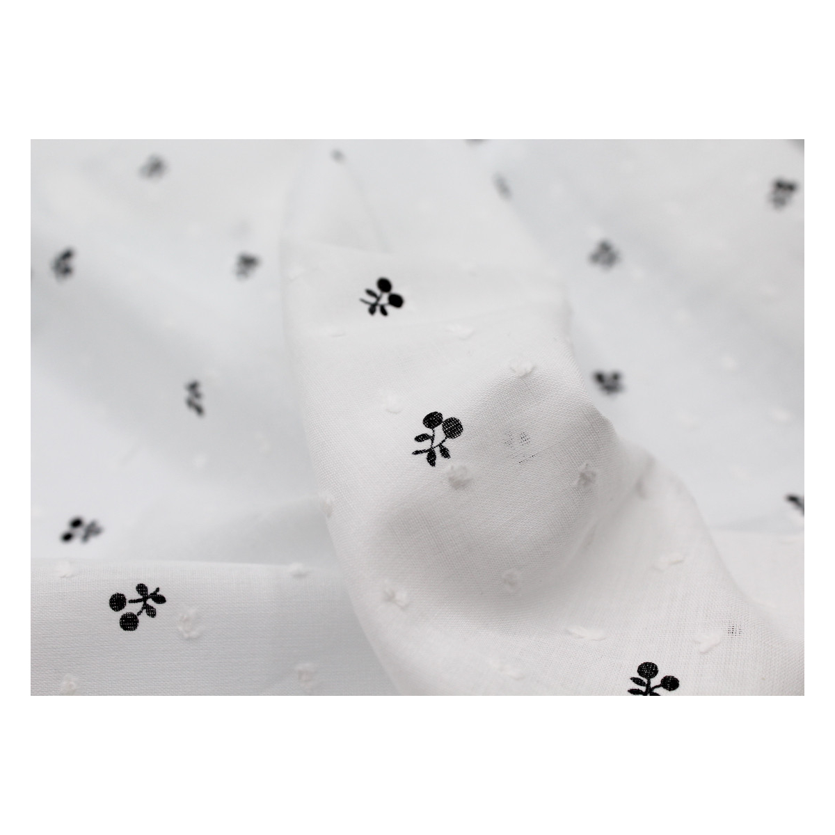 Plumetis de coton BIO motifs imprimés noir fruits cerise