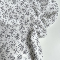 Meriem - Double gaze de coton BIO exclusif blanc à motifs fleuris gris Tissus issus de l'agriculture biologique  - 1