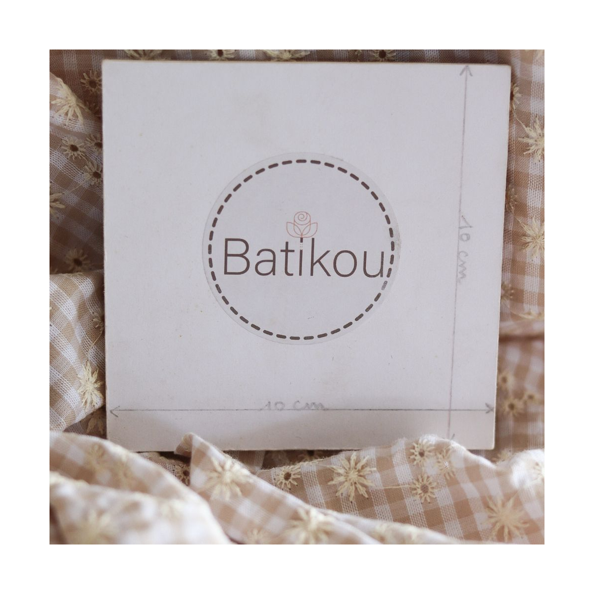 Seersucker / Coton gaufré vichy blanc et sable broderie