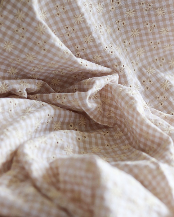 Seersucker / Coton gaufré vichy blanc et sable broderie