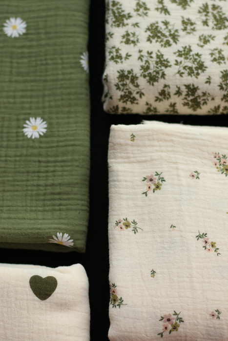 Laure - Double gaze coton BIO motif exclusif fond écru vert olive