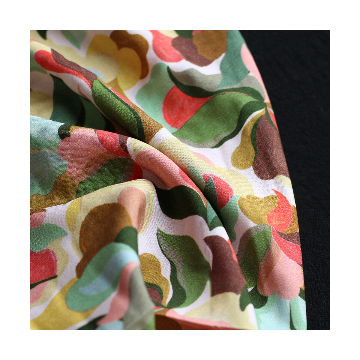 Abiva - Viscose imprimé graphique et fleuri vert