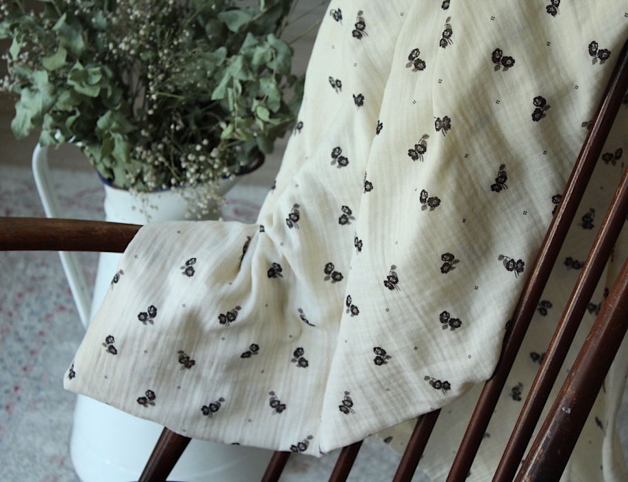 Hana - Double gaze de coton BIO écru motif exclusif Ebène