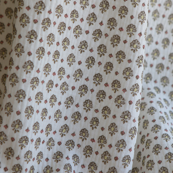 Leela - Double gaze de coton motif fleuri fond écru 2