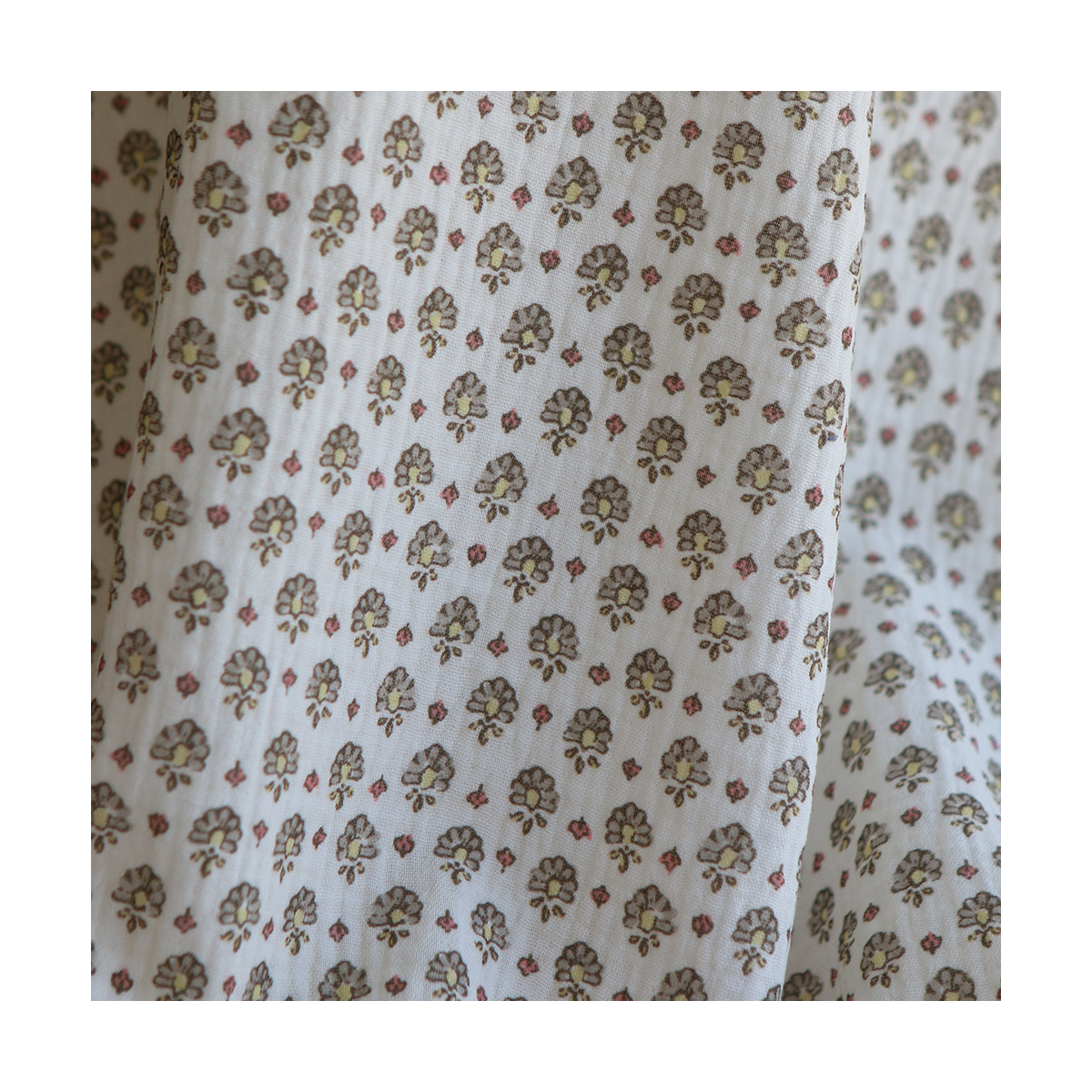 Leela - Double gaze de coton motif fleuri fond écru