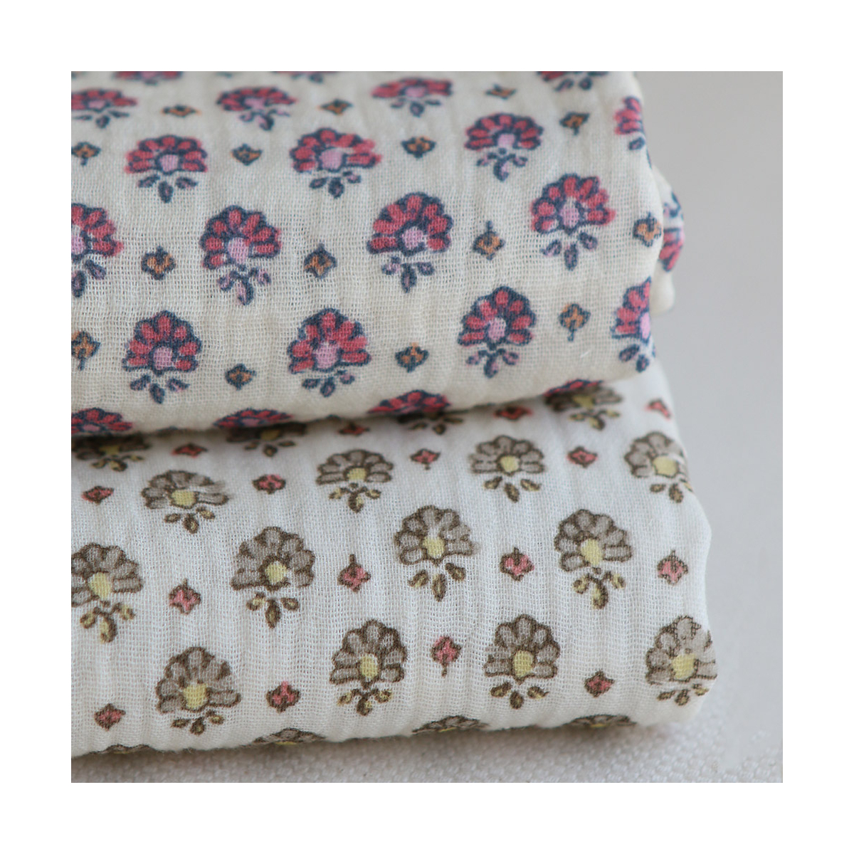 Leela - Double gaze de coton motif fleuri fond blanc cassé