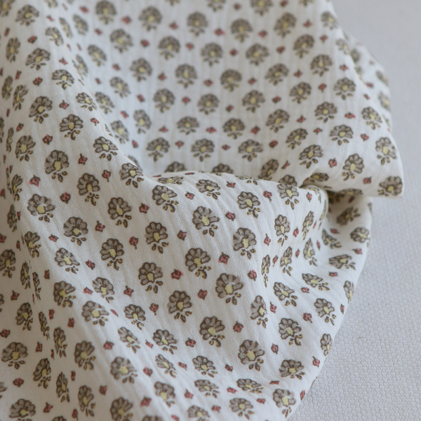 Leela - Double gaze de coton motif fleuri fond écru
