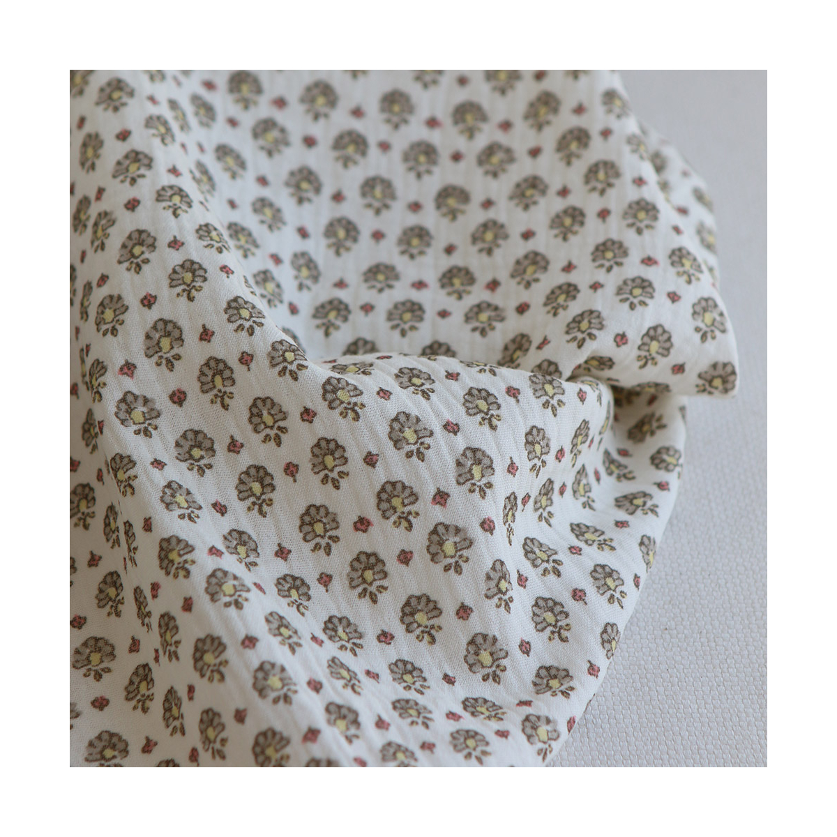 Leela - Double gaze de coton motif fleuri fond écru