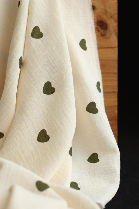 Manou - Double gaze de coton BIO exclusif écru à motif coeurs vert olive