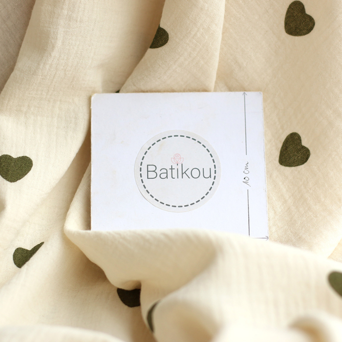 Manou - Double gaze de coton BIO exclusif écru à motif coeurs vert olive