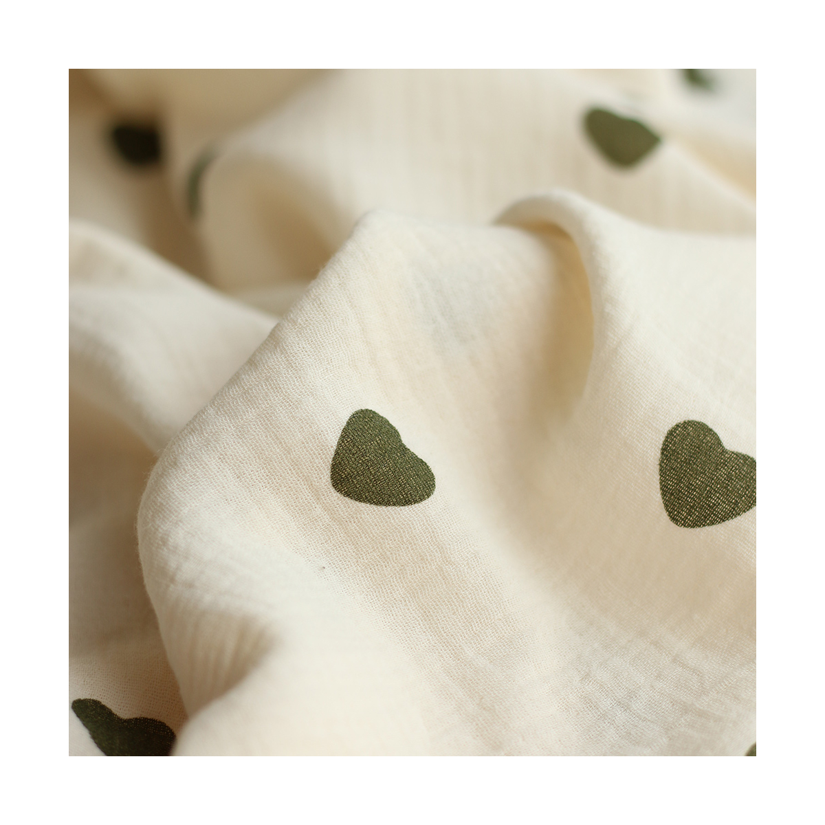 Manou - Double gaze de coton BIO exclusif écru à motif coeurs vert olive