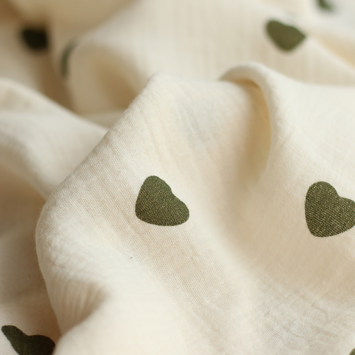 Manou - Double gaze de coton BIO exclusif écru à motif coeurs vert olive