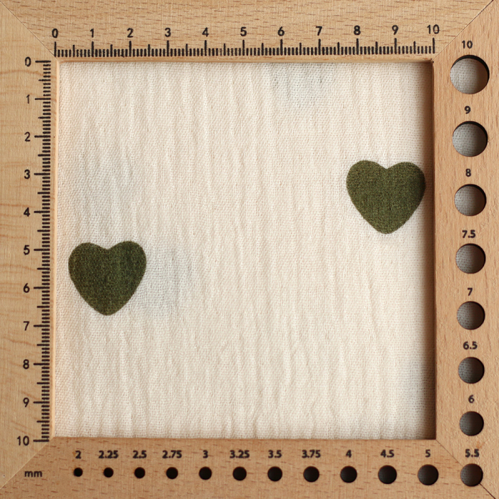 Manou - Double gaze de coton BIO exclusif écru à motif coeurs vert olive