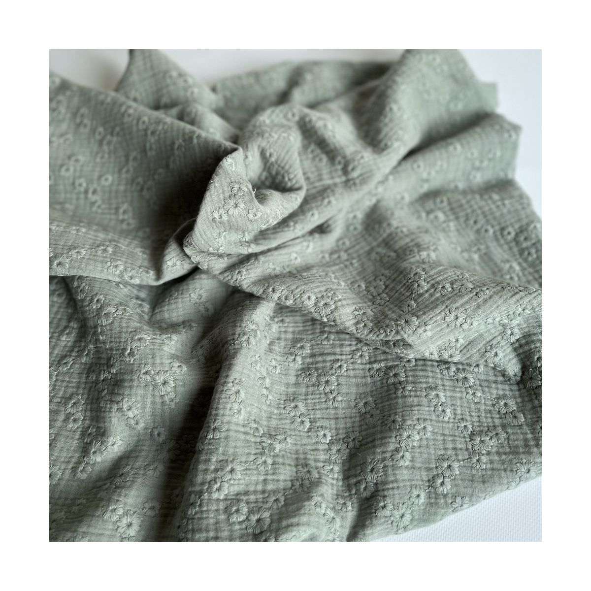 Double gaze de coton Esmée brodée coloris vert de gris Qualité Oeko-tex - 1