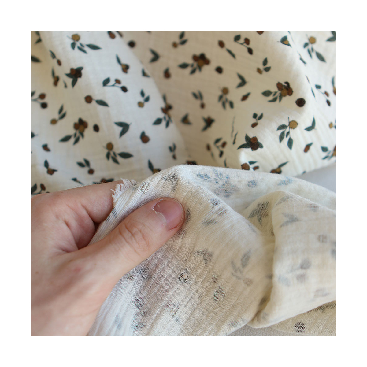 Hind - Double gaze de coton BIO écru motif exclusif baies coloris forêt