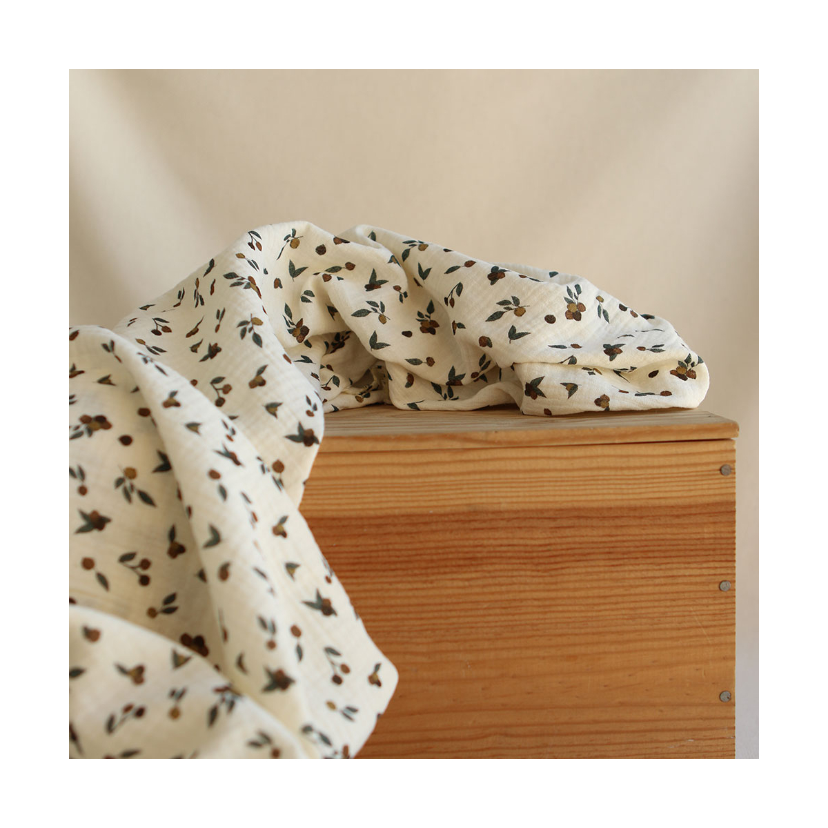 Hind - Double gaze de coton BIO écru motif exclusif baies coloris forêt