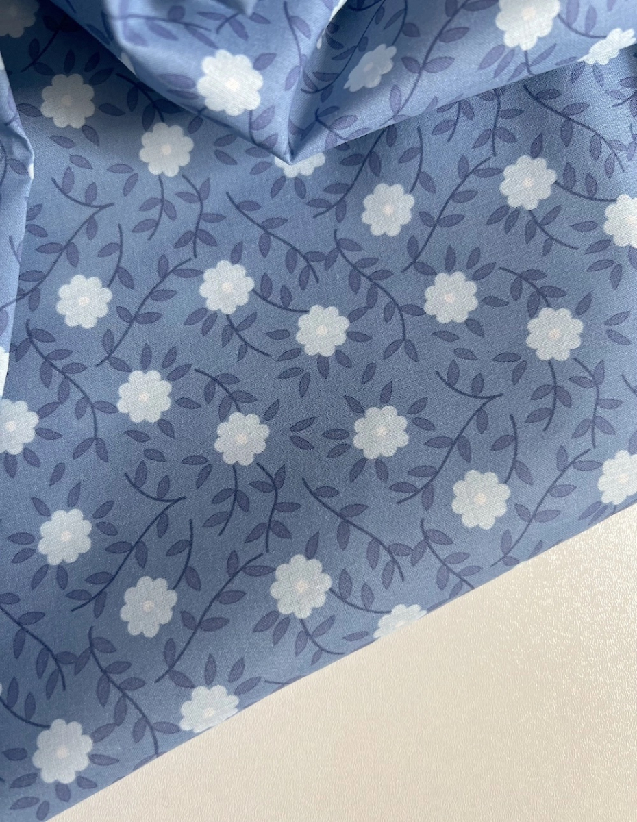 Gaspard - Batiste de coton organique imprimé fleuri fond bleu