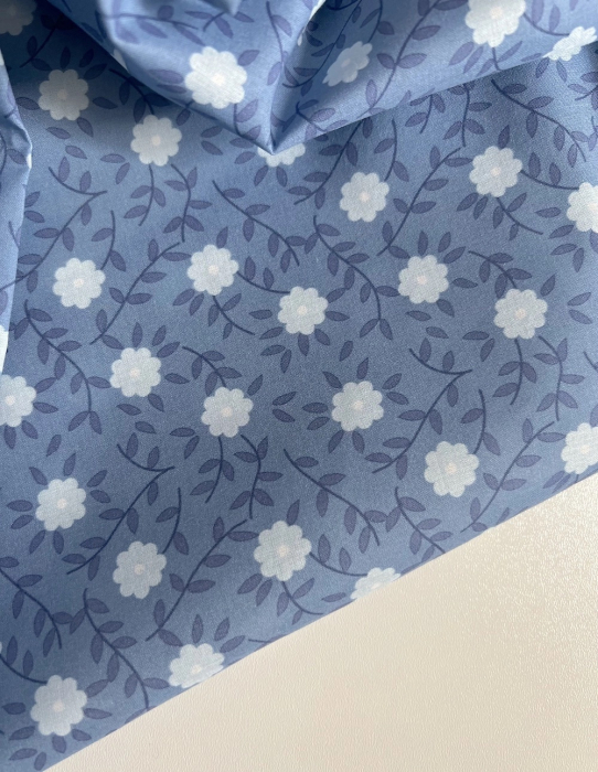 Gaspard - Batiste de coton organique imprimé fleuri fond bleu