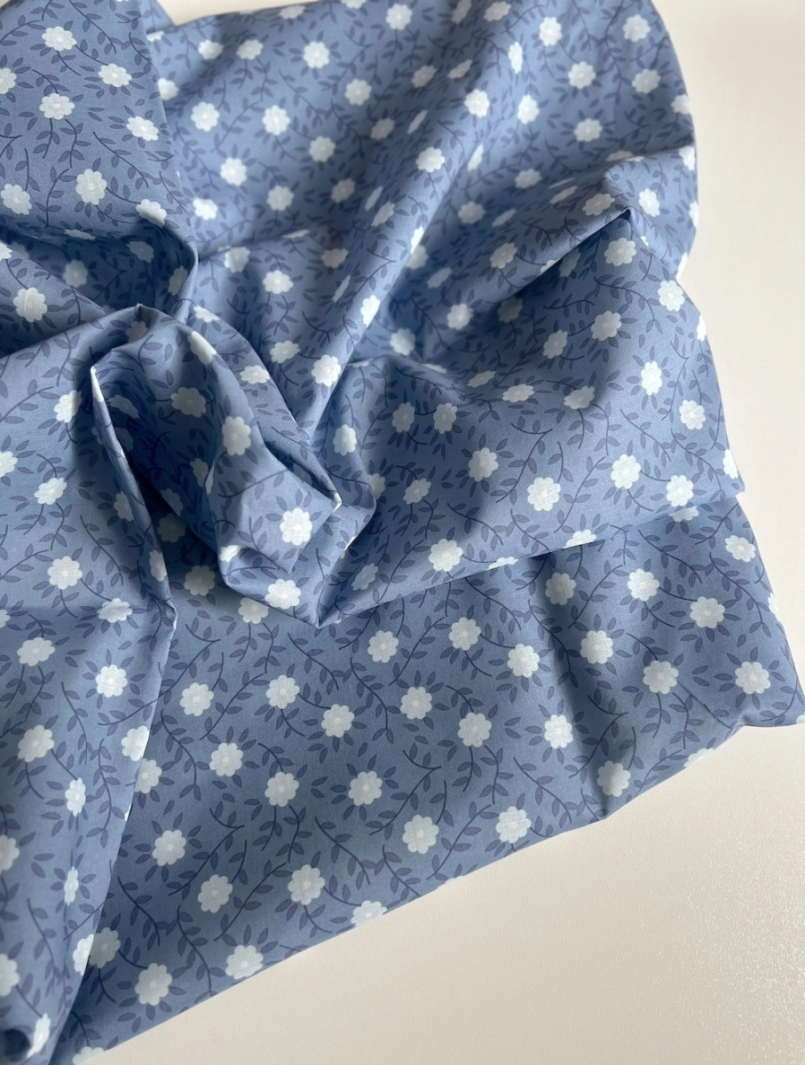 Gaspard - Batiste de coton organique imprimé fleuri fond bleu