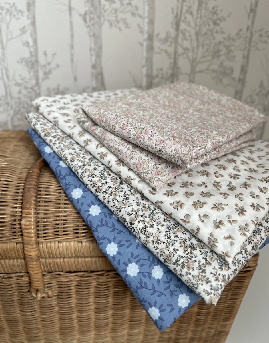 Gaspard - Batiste de coton organique imprimé fleuri fond bleu