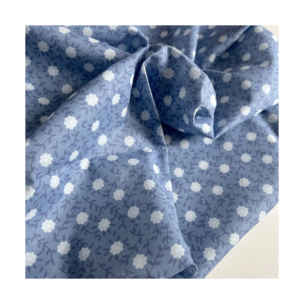 Gaspard - Batiste de coton organique imprimé fleuri fond bleu