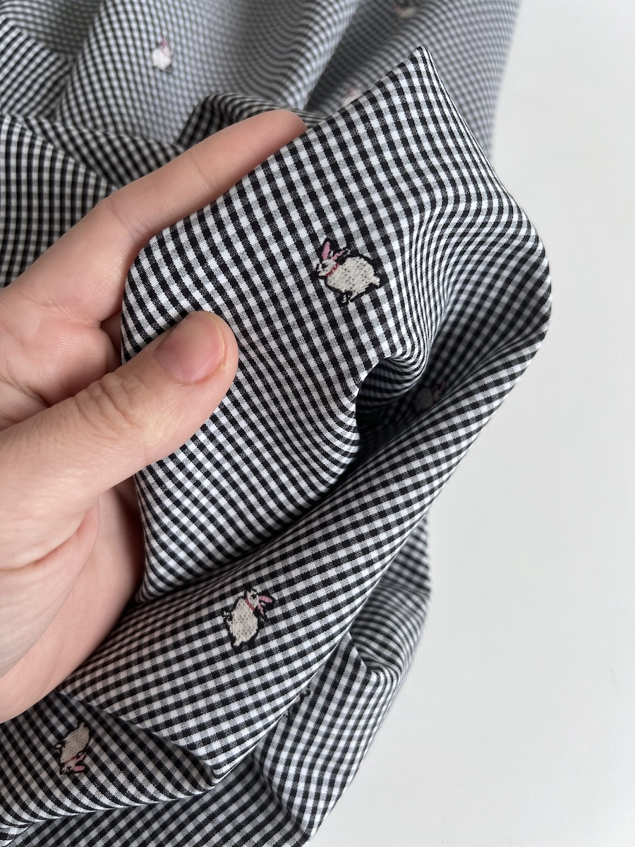 Tissu vichy coton noir et blanc 2mm broderie petits lapins Batikou - 4