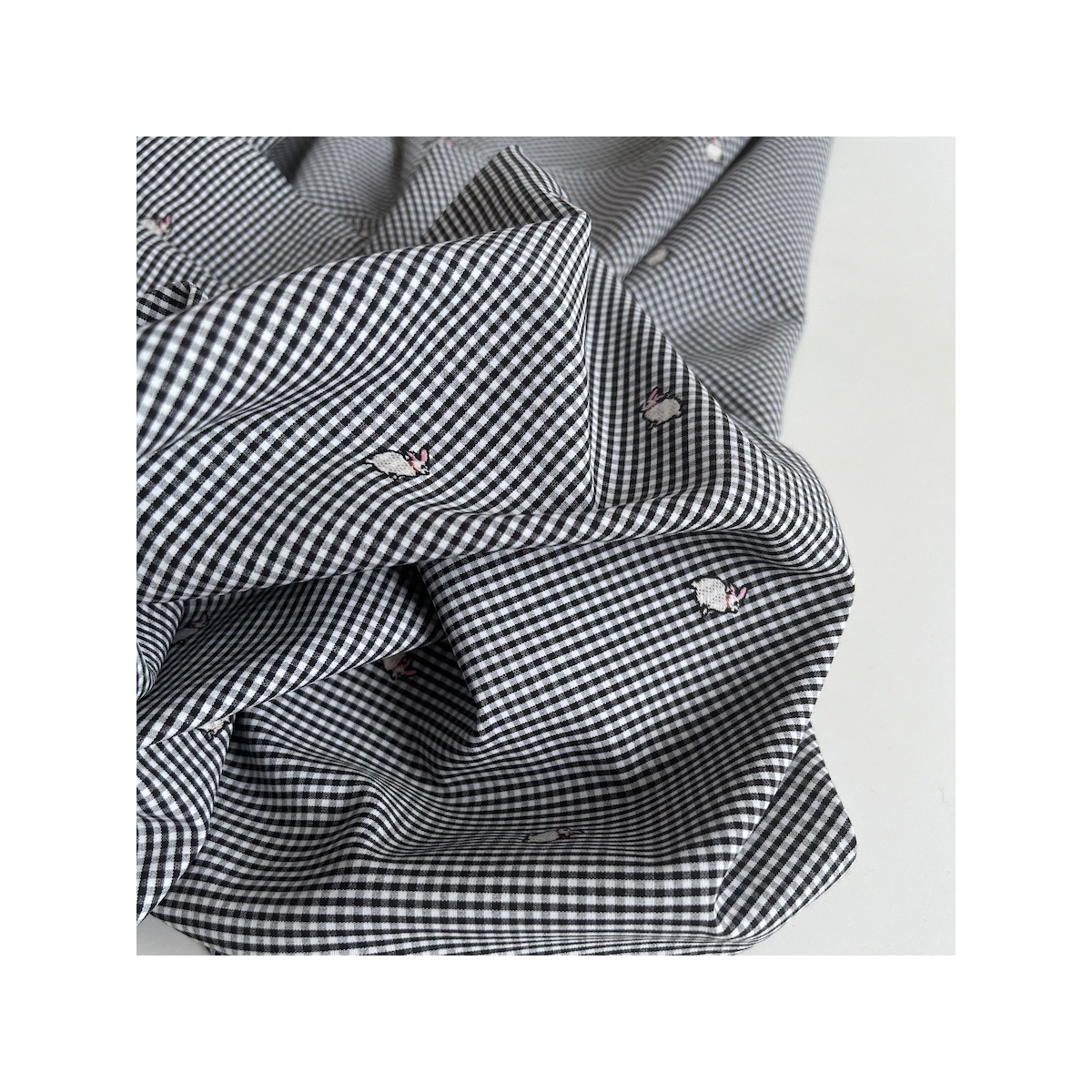 Tissu vichy coton noir et blanc 2mm broderie petits lapins Batikou - 1