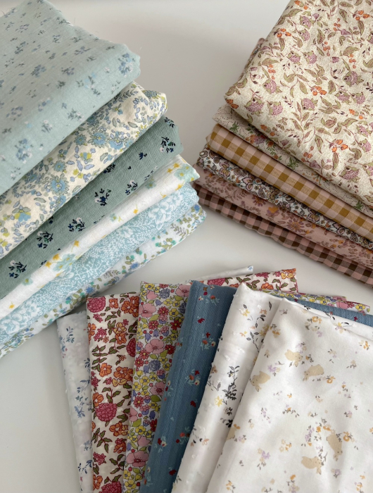 Coline - Plumetis de coton parme imprimé fleuri bleu et rose Qualité Oeko-tex - 3