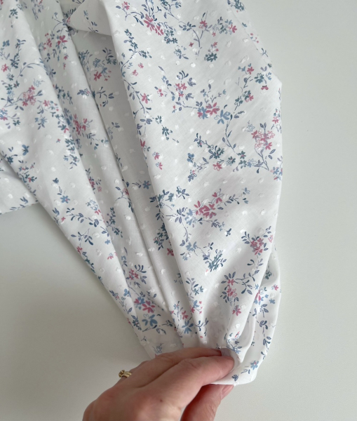 Coline - Plumetis de coton parme imprimé fleuri bleu et rose Qualité Oeko-tex - 1 2