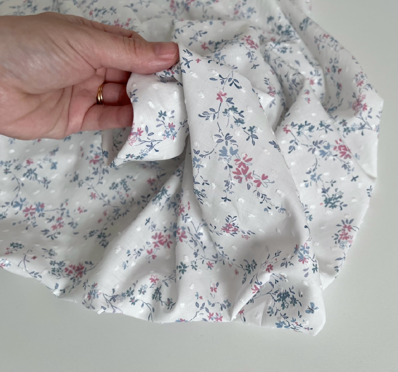 Coline - Plumetis de coton parme imprimé fleuri bleu et rose Qualité Oeko-tex - 4
